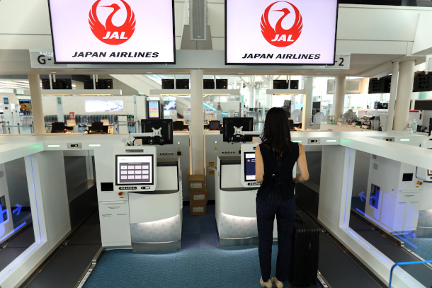 Passagiere der Japan Airlines (JAL) nutzen bereits das Self Bag Drop System