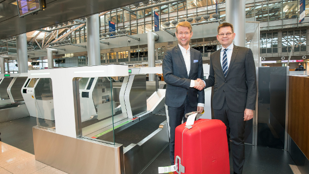 Johannes Scharnberg, Director of Aviation at Hamburg Airport, and Helmut Binder, CEO Materna, at today’s PR event (f. l. t. r.).