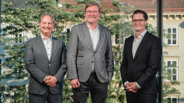 l. t. r.: Eugenio Carlon (Materna), Uwe Scariot (Materna, Member of the Board of Directors Cross Market Services), Dr. Christian Polster (RADAR) at the signing of the contract in Vienna