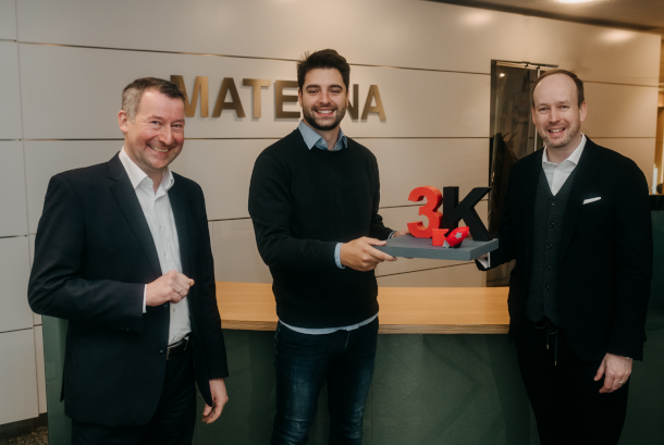 Human Resources Manager Martin Brochhaus (l.) and CEO Martin Wibbe (r.) welcome Basrican Arda Dönmez as the 3,000th employee in the Materna Group.